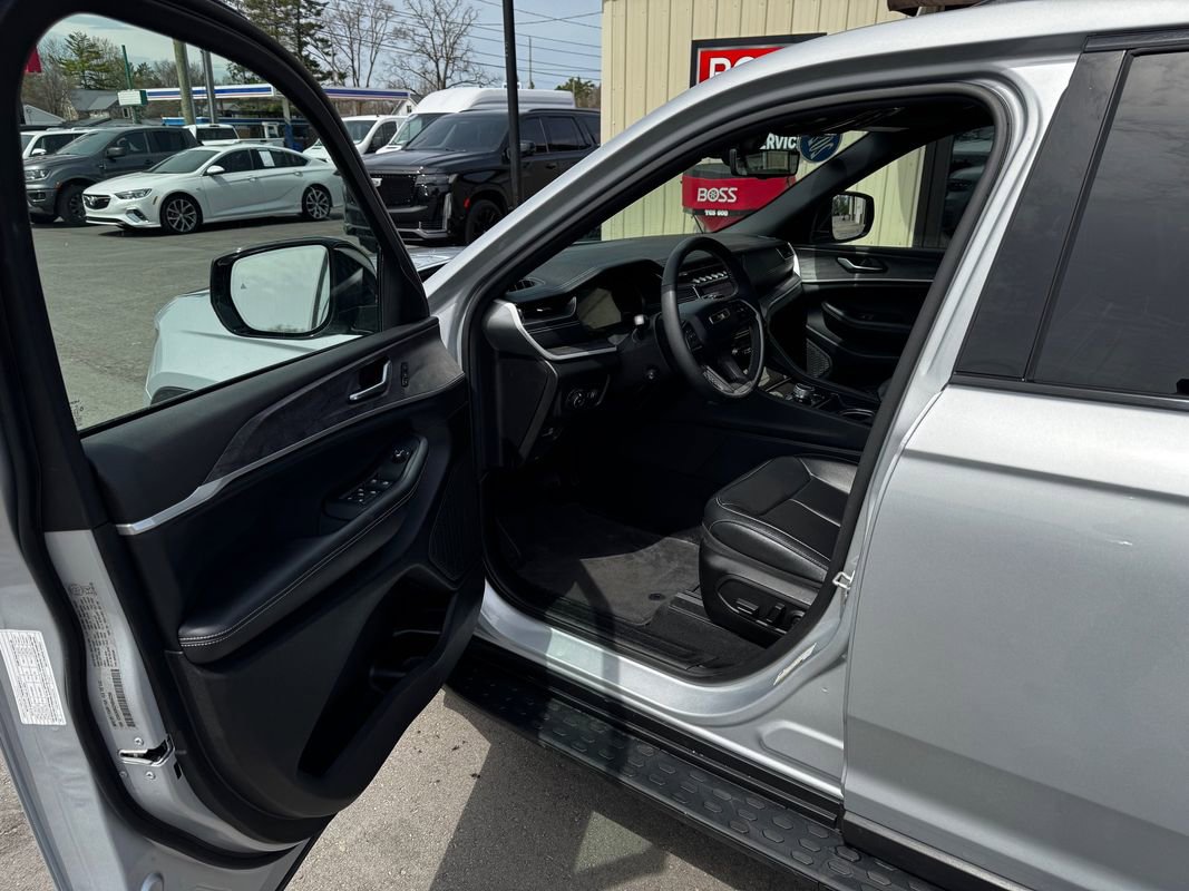 Used 2024 Jeep Grand Cherokee L Limited w/ Luxury Tech Group II AWD/4WD image 10