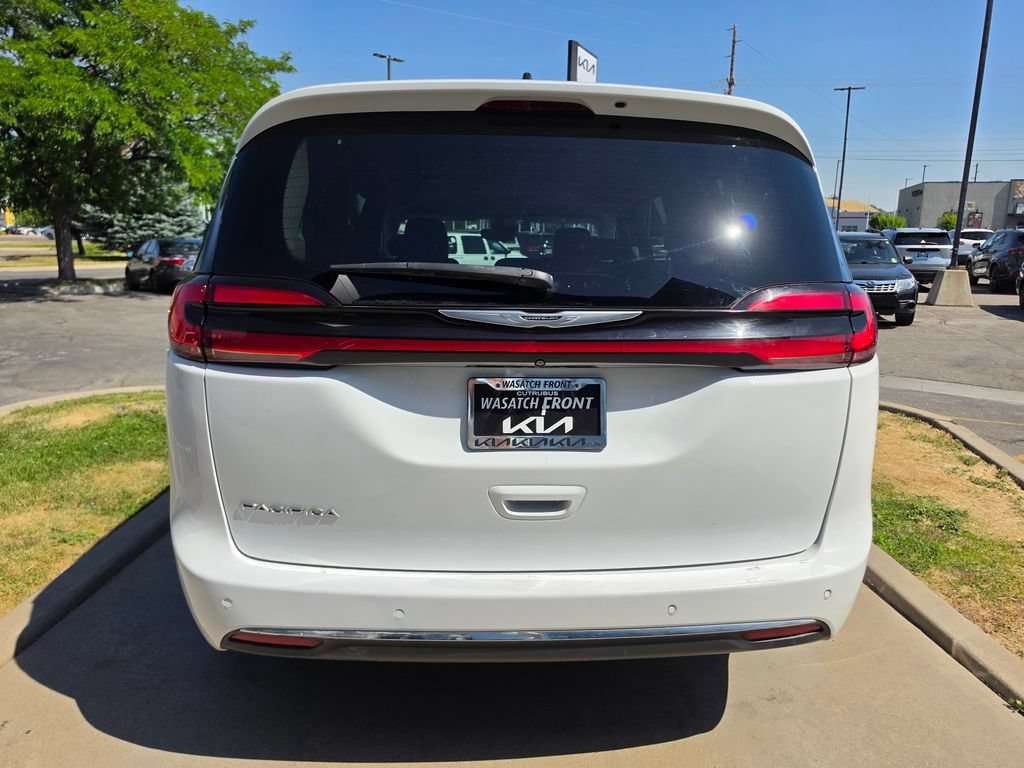 Used 2023 Chrysler Pacifica Touring-L FWD image 6