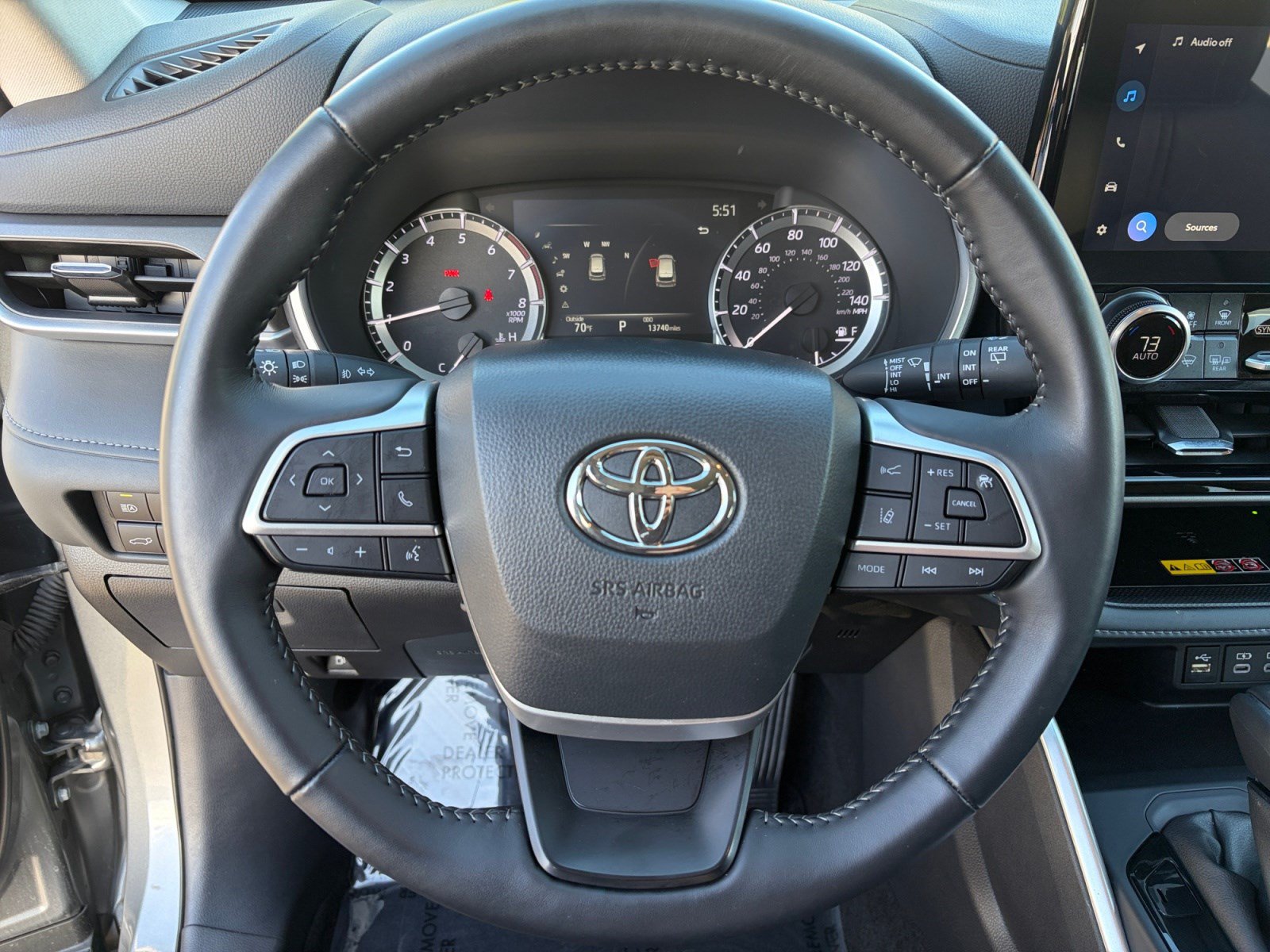 Used 2025 Toyota Highlander XLE AWD/4WD image 12