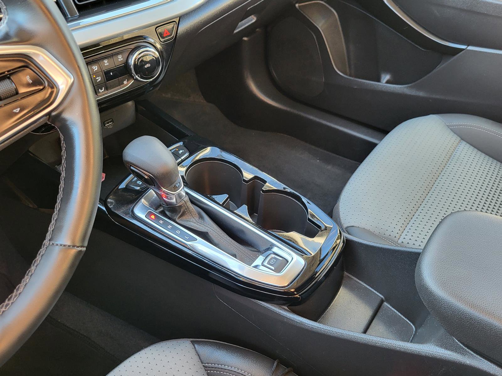 Used 2025 Chevrolet Trax LT w/ LT Convenience Package image 29