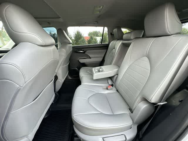 Used 2020 Toyota Highlander XLE AWD/4WD image 18