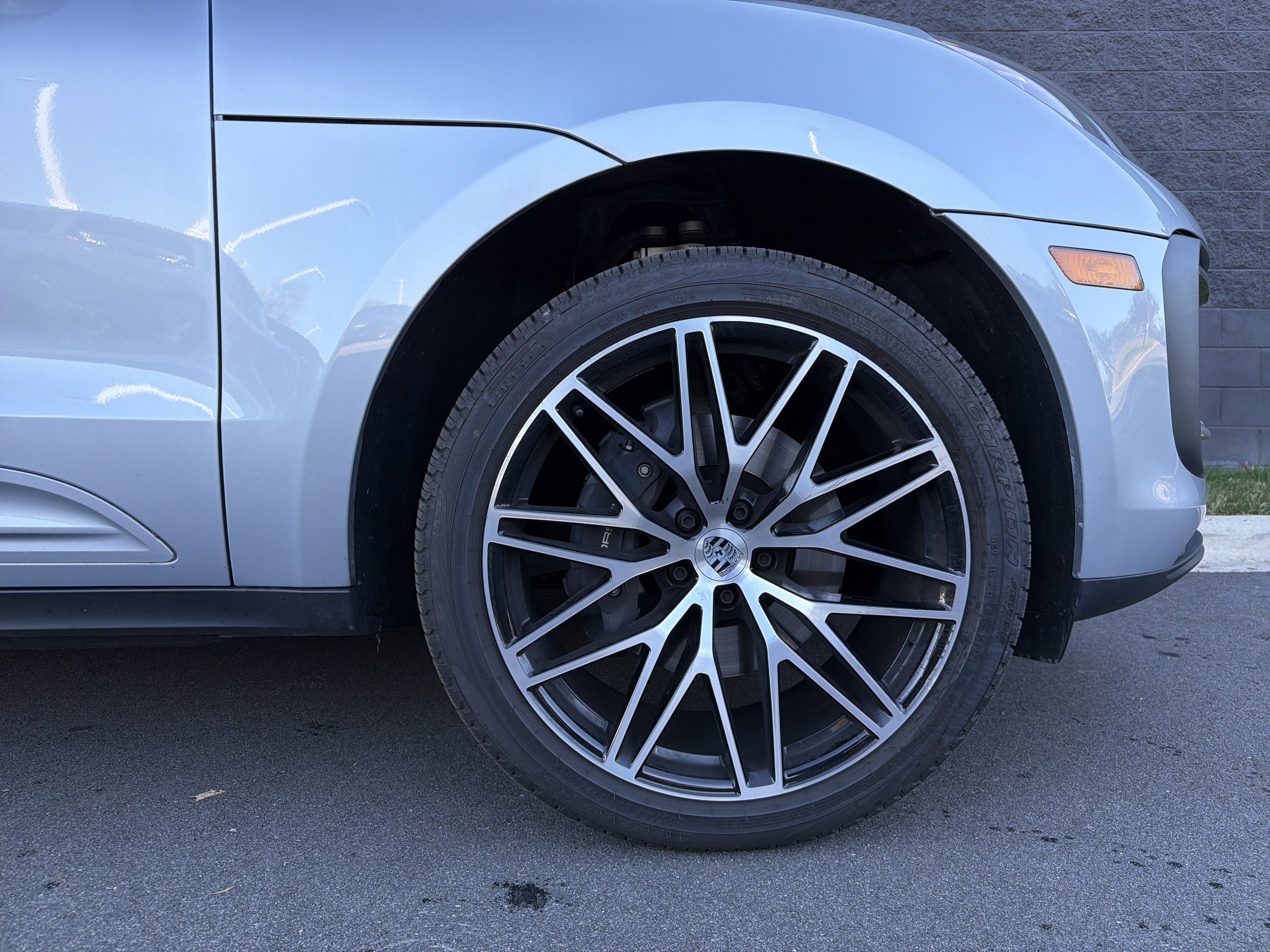 Certified 2025 Porsche Macan image 11