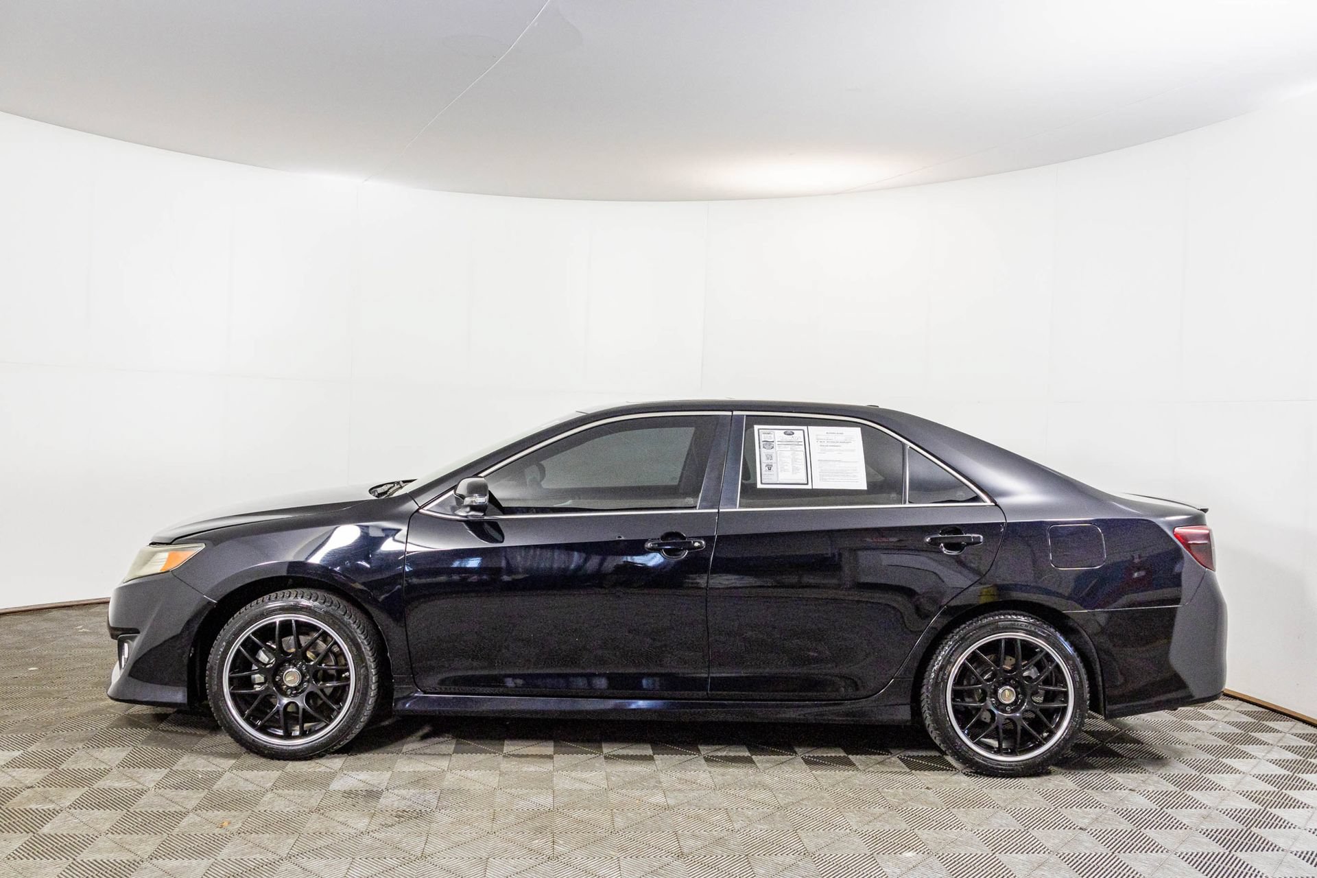 Used 2012 Toyota Camry SE w/ Leather Pkg FWD image 23