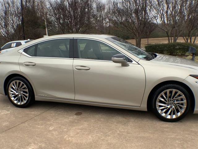 Certified 2022 Lexus ES 300h Ultra Luxury w/ Accessory Package 2 image 9