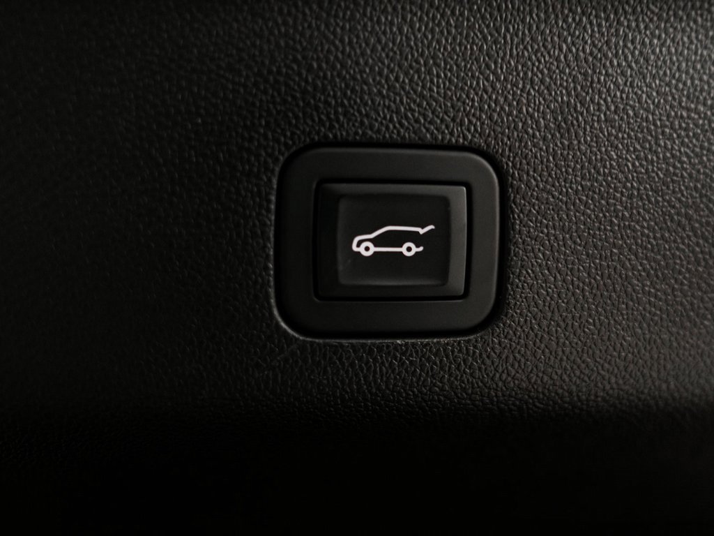 Used 2025 GMC Yukon XL Denali image 45