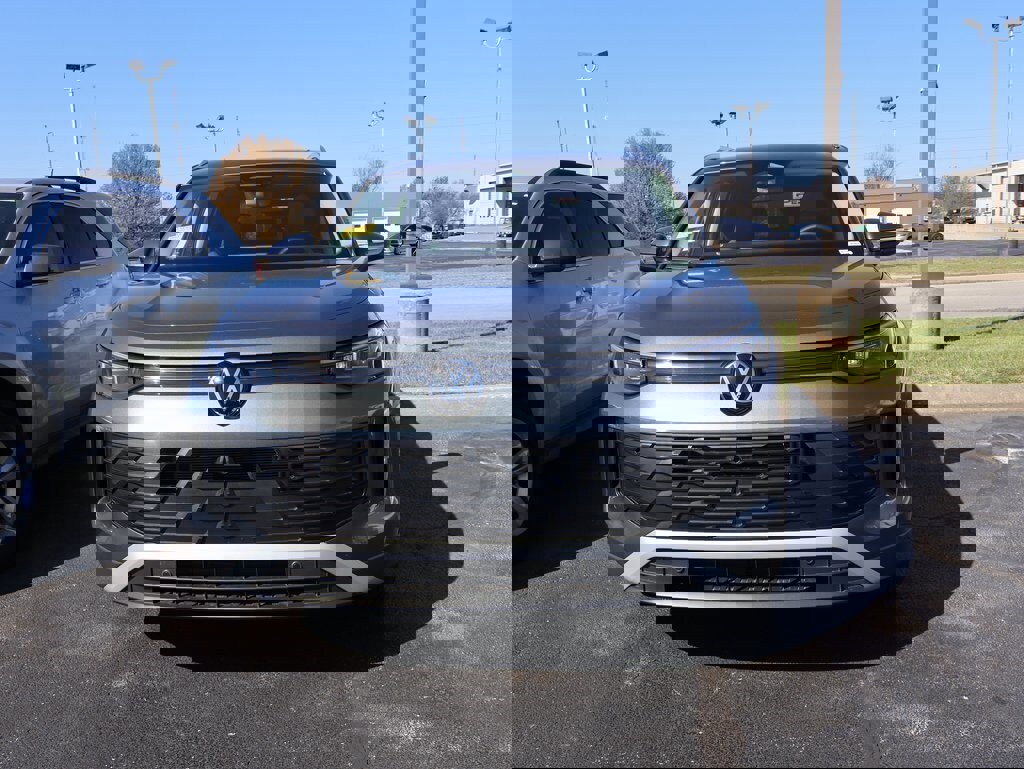 Used 2025 Volkswagen Tiguan SE image 9