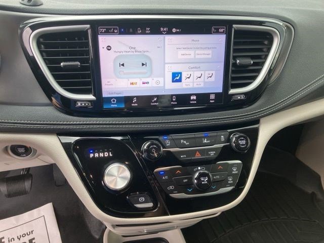 Used 2023 Chrysler Pacifica Touring-L AWD/4WD image 16
