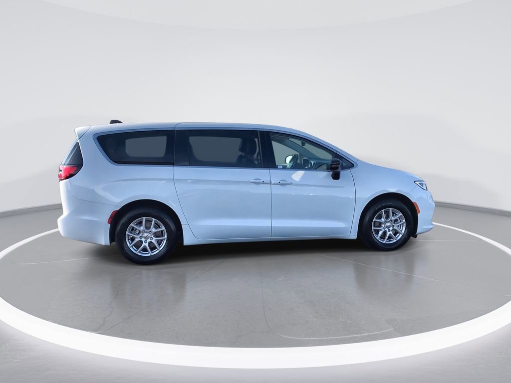 Used 2024 Chrysler Pacifica Touring-L FWD image 9