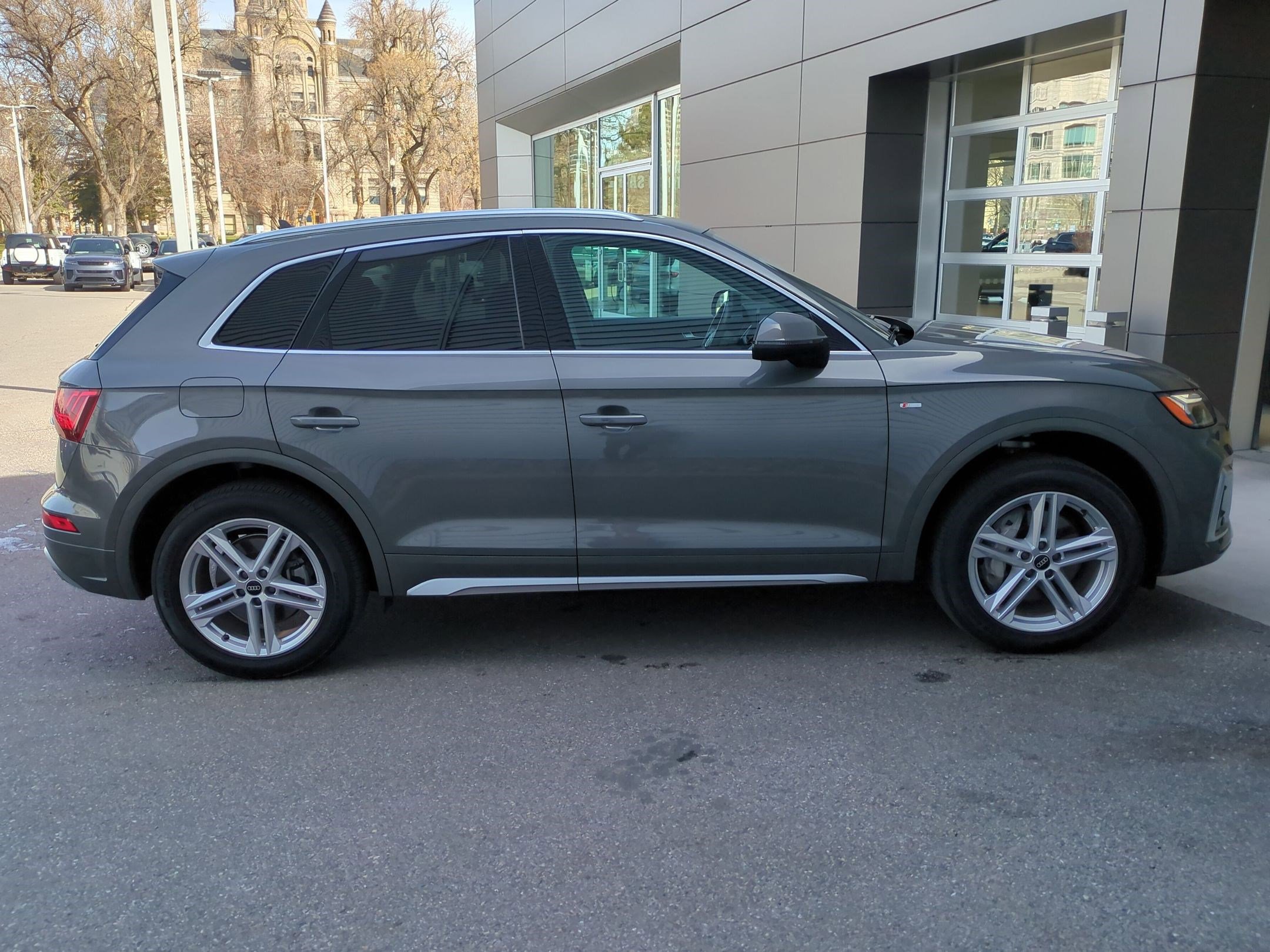 Used 2023 Audi Q5 e Premium w/ Convenience Package AWD/4WD image 4