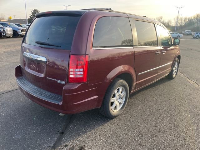 Used 2009 Chrysler Town & Country Touring image 5