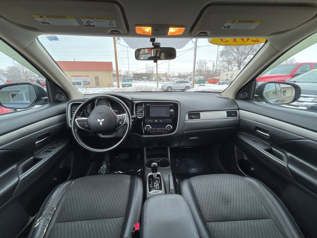Used 2015 Mitsubishi Outlander SE image 13