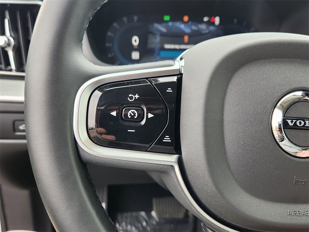Used 2025 Volvo XC60 B5 Plus image 8