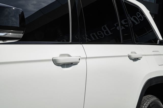 Used 2023 Jeep Grand Cherokee 4WD 4xe w/ Luxury Tech Group II image 18