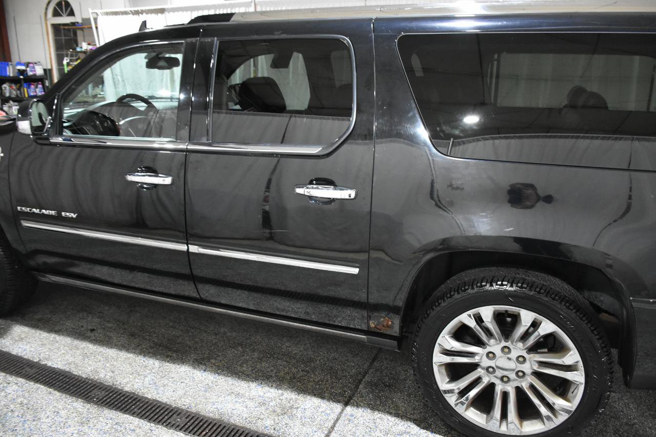 Used 2010 Cadillac Escalade ESV Premium image 29