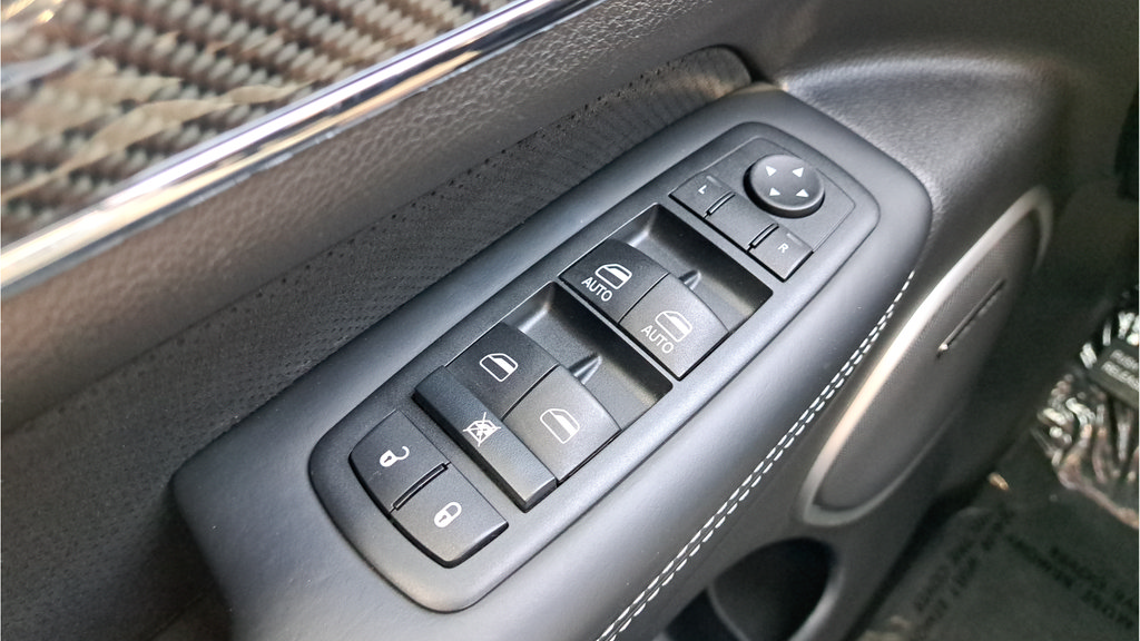 Used 2015 Jeep Grand Cherokee SRT w/ Luxury Group II AWD/4WD image 24