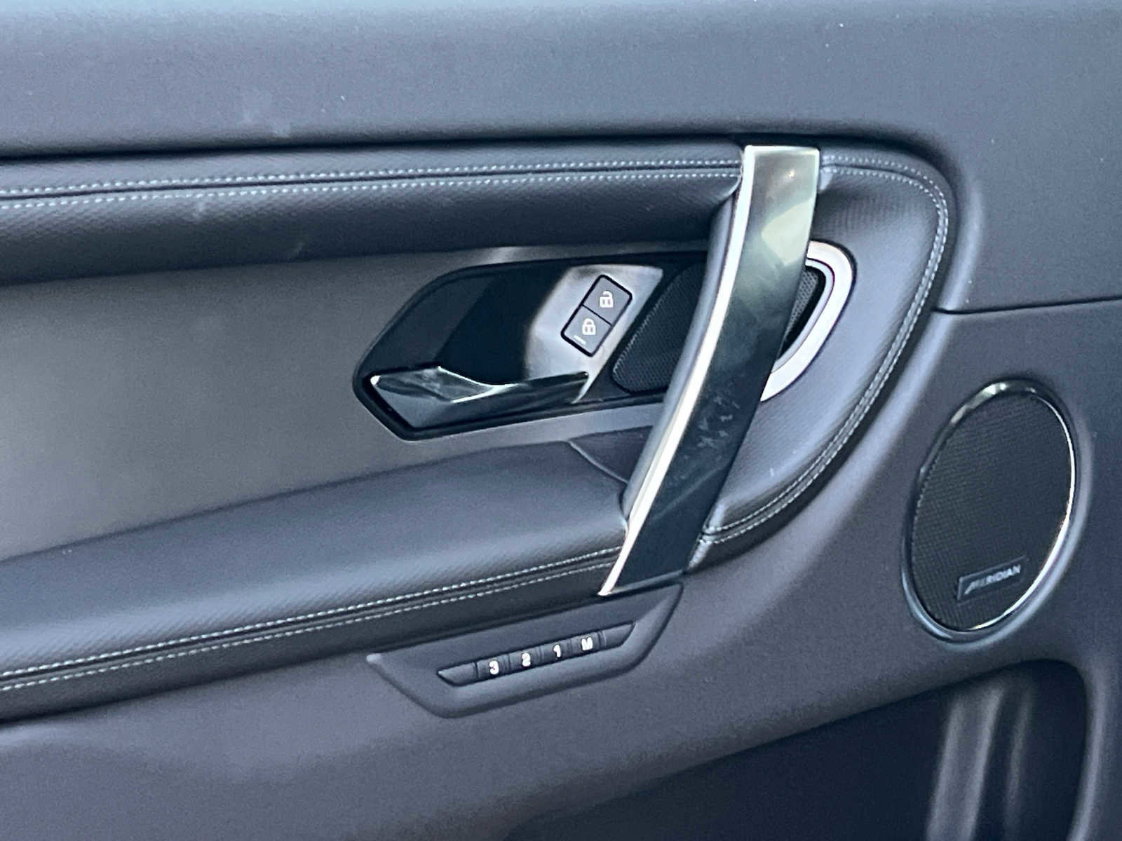 Used 2025 Land Rover Discovery Sport Dynamic SE image 15