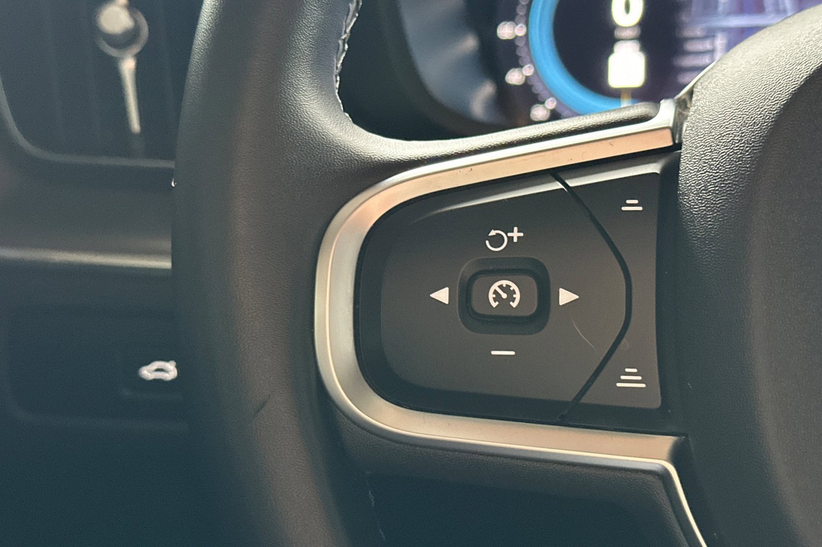 Used 2024 Volvo XC60 B5 Core image 32