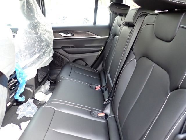 New 2025 Jeep Grand Cherokee Limited w/ Black Appearance Package image 13