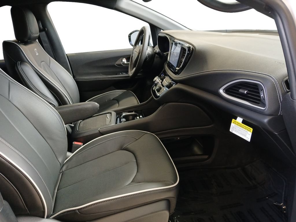 New 2027 Chrysler Pacifica Limited FWD image 24
