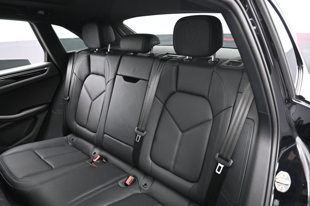 Certified 2024 Porsche Macan AWD/4WD image 23