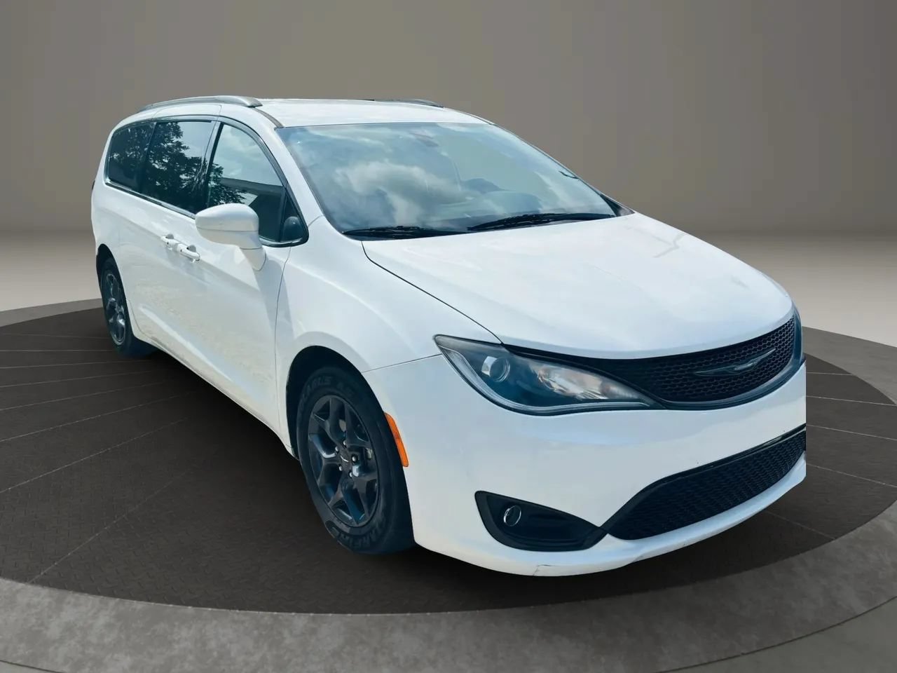 Used 2019 Chrysler Pacifica Touring-L Plus w/ S Appearance Package FWD image 7