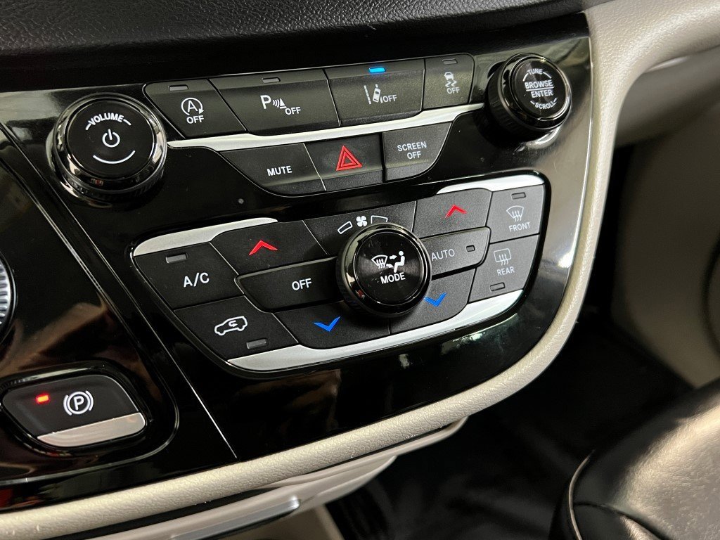 Used 2023 Chrysler Pacifica Touring-L image 46
