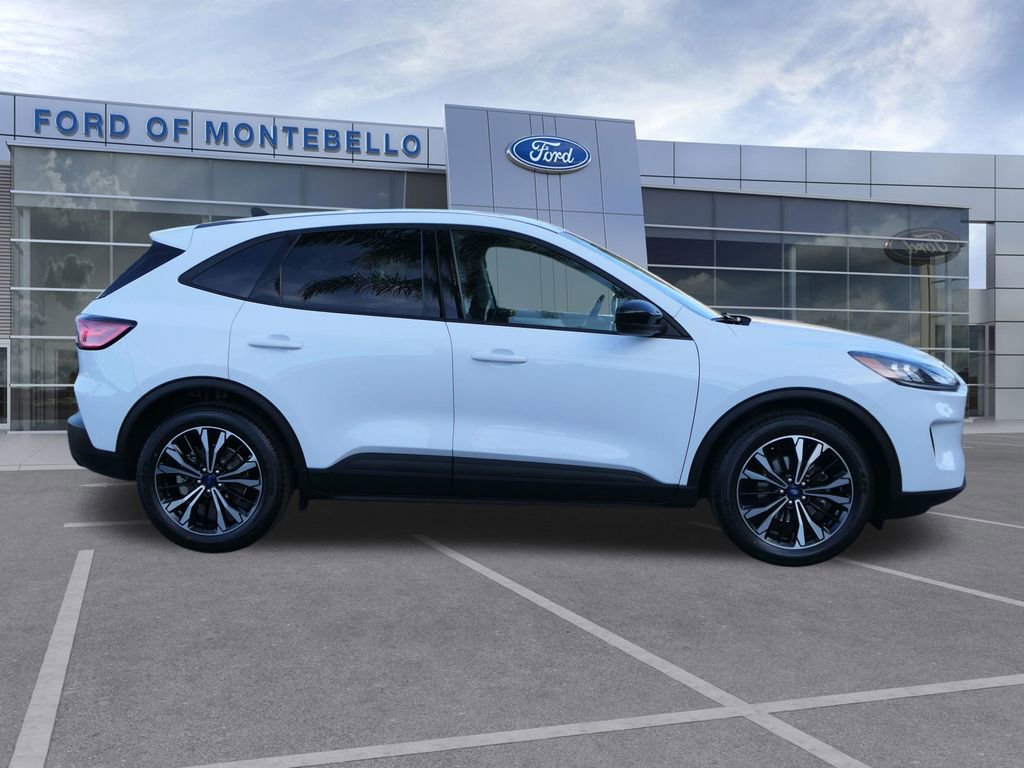 Used 2022 Ford Escape SE w/ SE Sport Appearance Package image 2