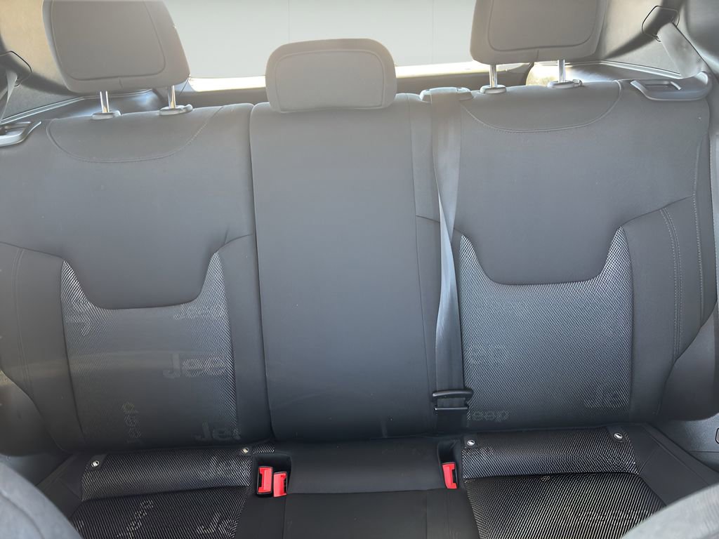 Used 2017 Jeep Renegade Latitude FWD image 16