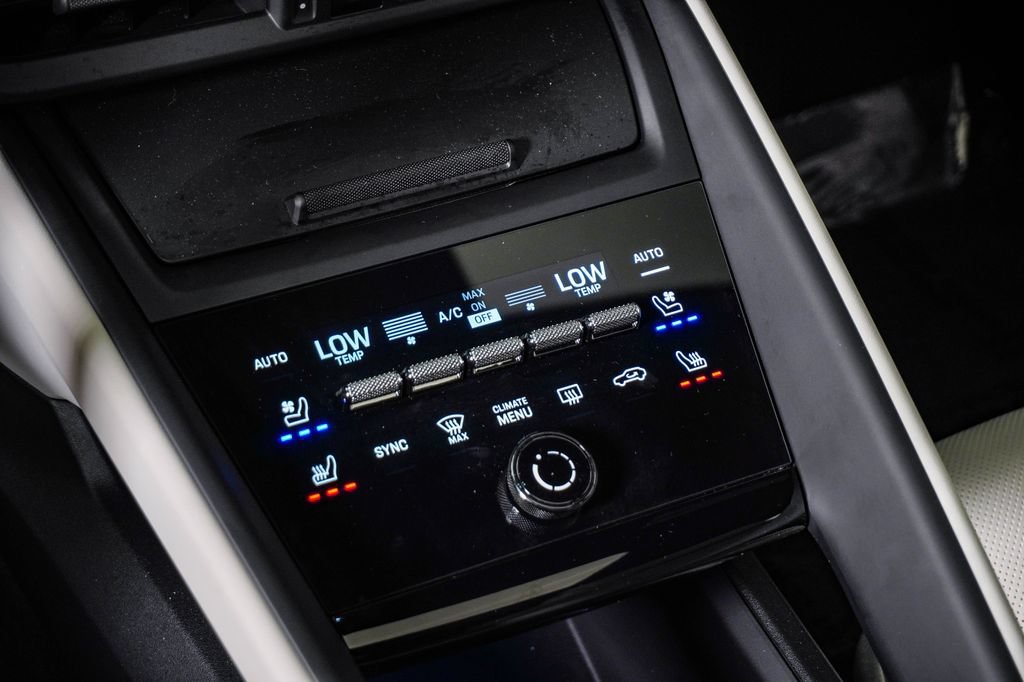 Certified 2025 Porsche Macan 4S Electric AWD/4WD image 25