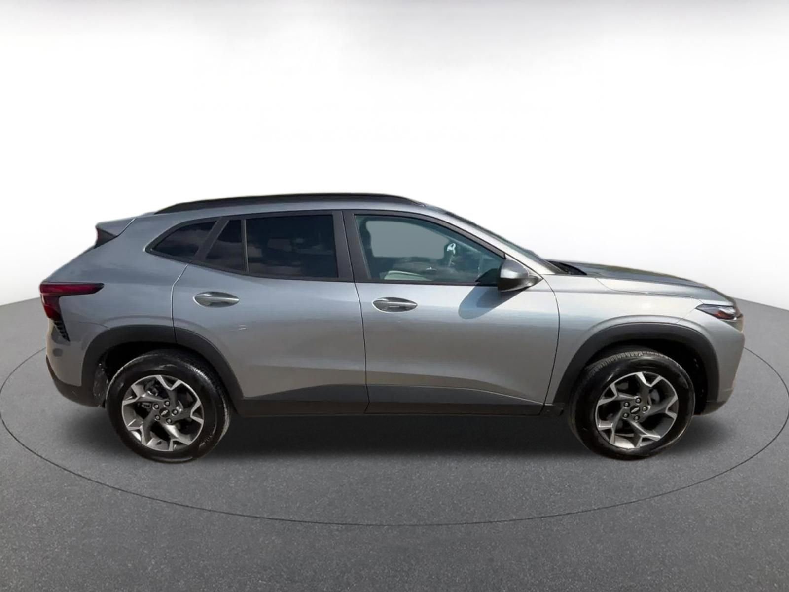 Used 2025 Chevrolet Trax LT w/ LT Convenience Package FWD image 16