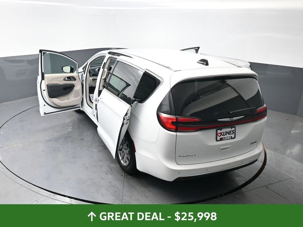 Used 2024 Chrysler Pacifica Touring-L image 62