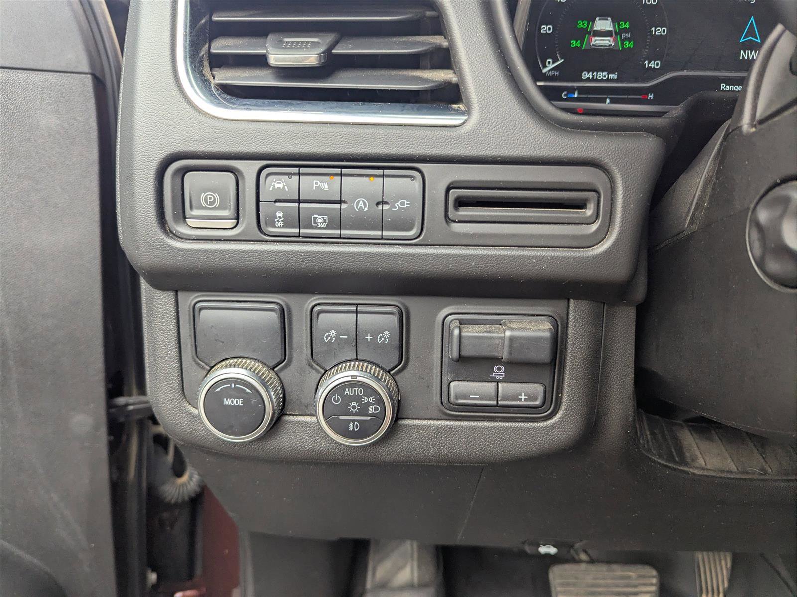 Used 2022 GMC Yukon XL SLT w/ SLT Luxury Package image 25