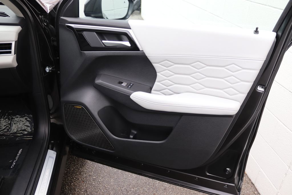 Used 2025 Mitsubishi Outlander AWD image 19