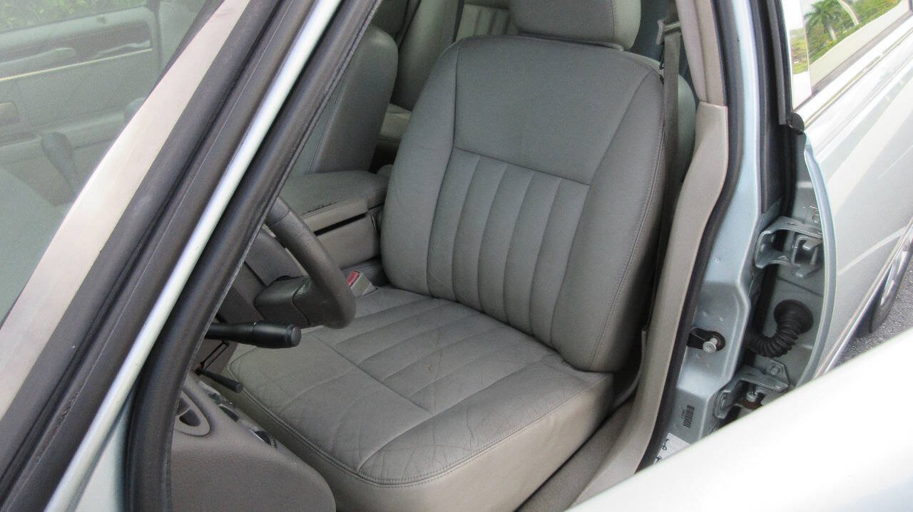 Used 2007 Lincoln Town Car Signature RWD image 11