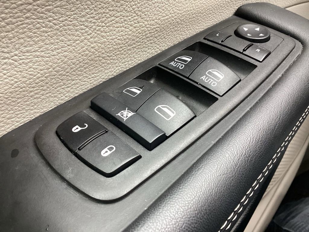 Used 2024 Chrysler Pacifica Touring-L image 30