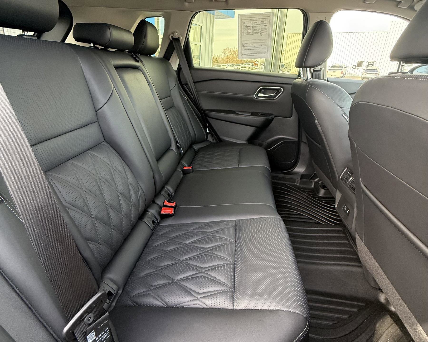 Used 2024 Nissan Rogue Platinum image 7