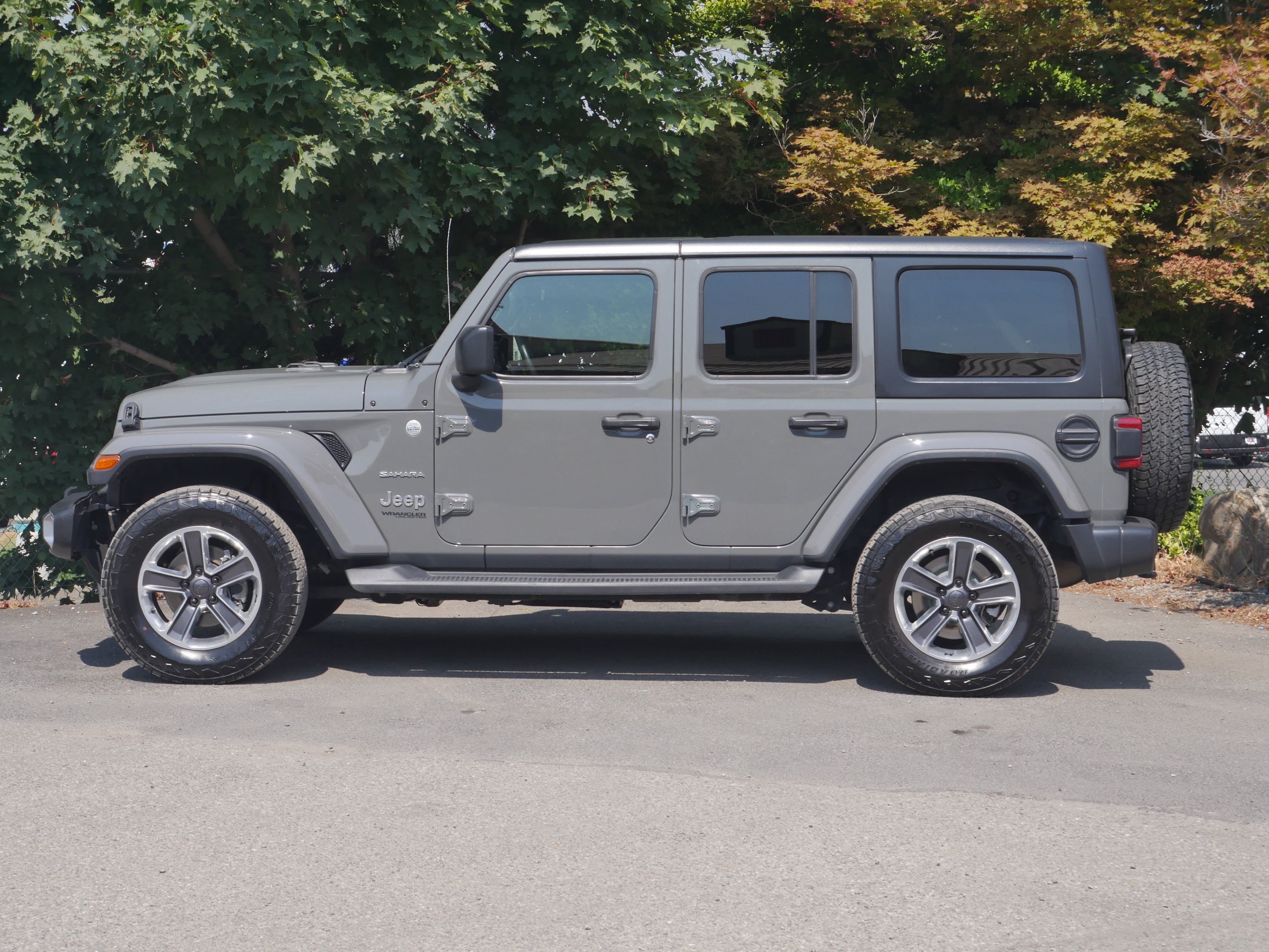 Used 2018 Jeep Wrangler Unlimited Sahara AWD/4WD image 14