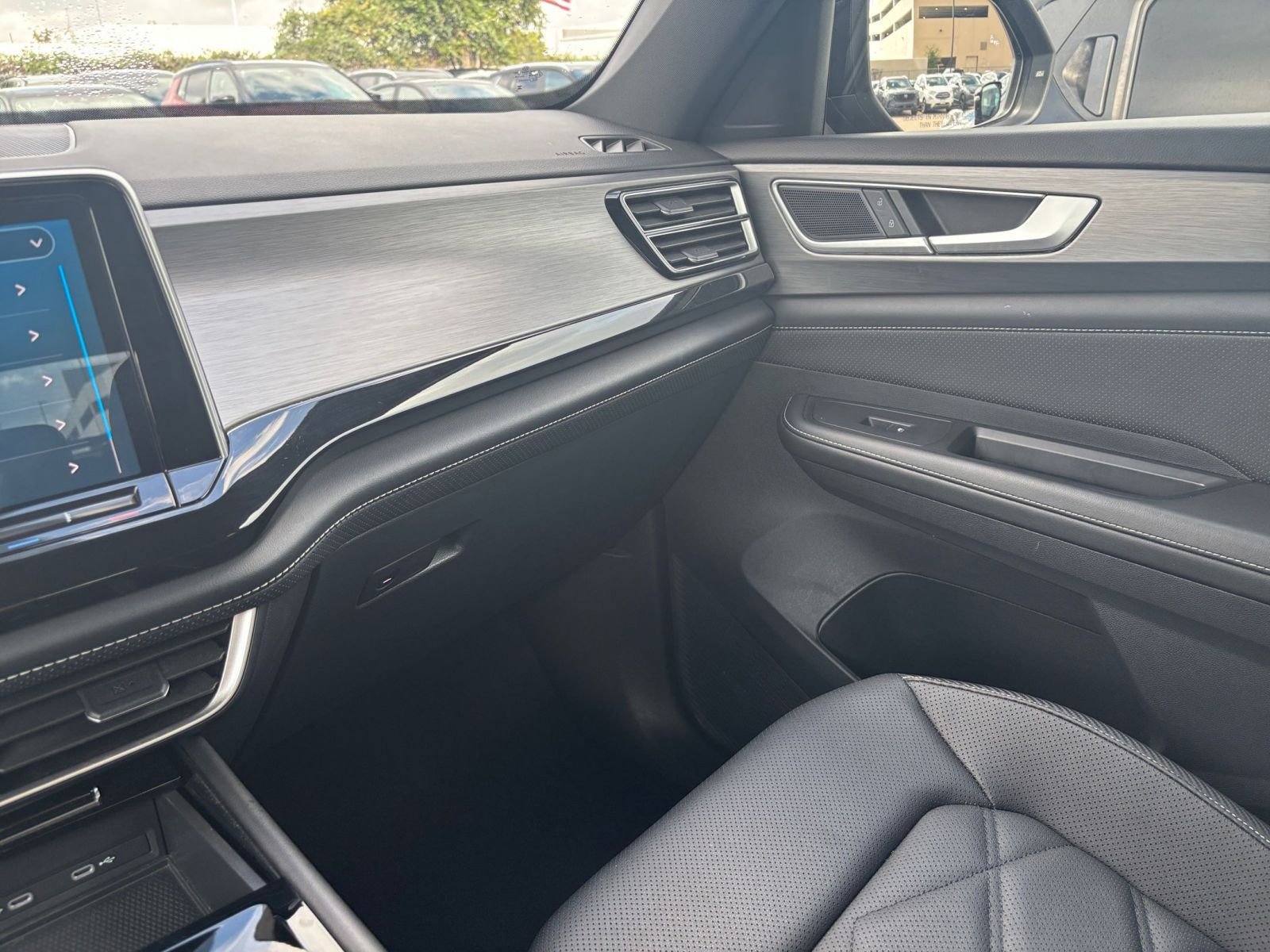 Used 2025 Volkswagen Atlas Cross Sport SE image 35