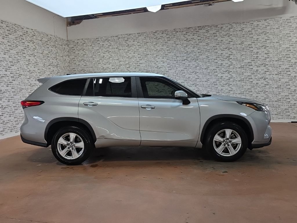 Used 2023 Toyota Highlander LE image 6