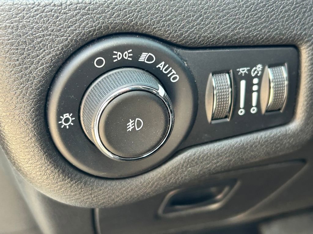 Used 2021 Jeep Cherokee Latitude Lux FWD image 26