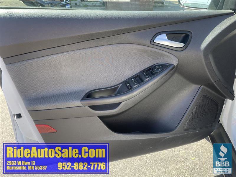 Used 2014 Ford Focus SE w/ SE Winter Package FWD image 9