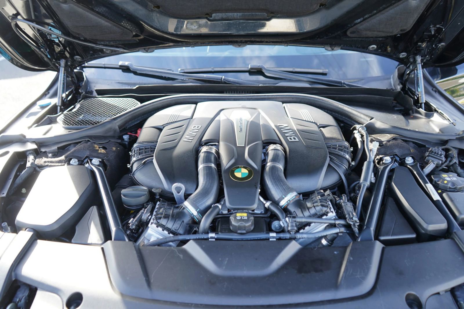 Used 2018 BMW 750i RWD image 8