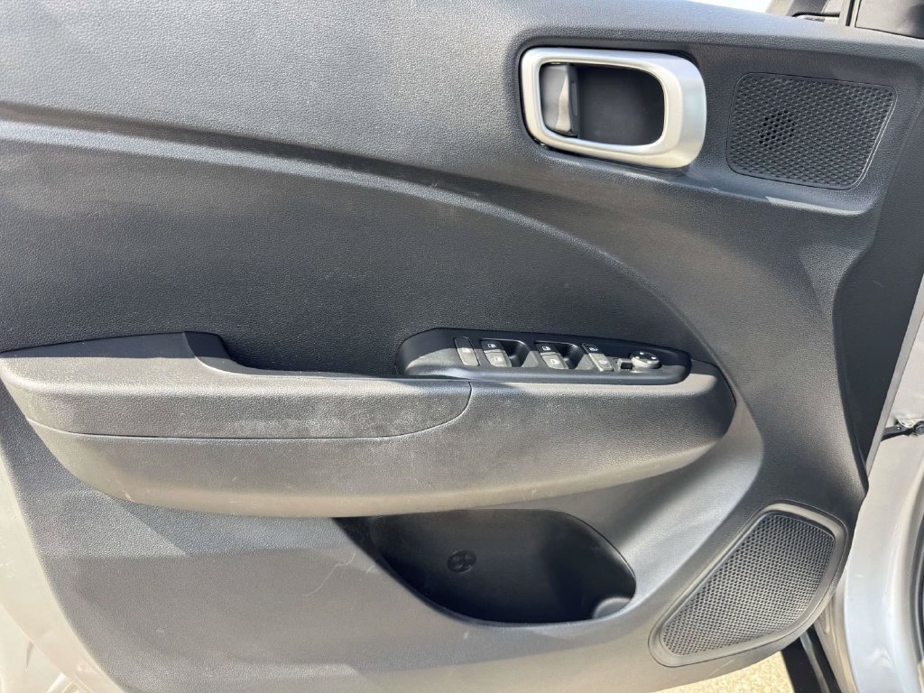 Used 2023 Hyundai Venue SEL FWD image 16