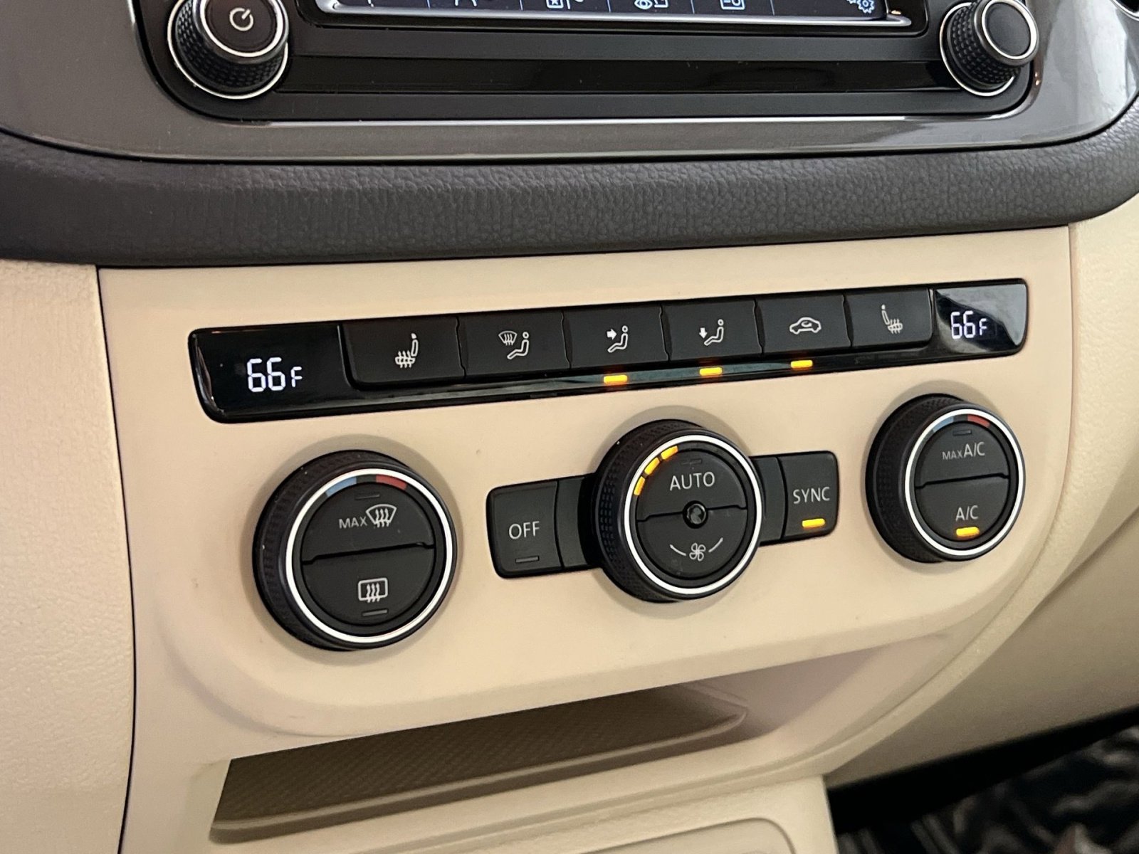 Used 2017 Volkswagen Tiguan SEL FWD image 22
