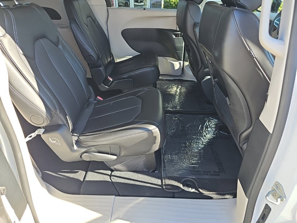 Certified 2024 Chrysler Pacifica Touring-L FWD image 25