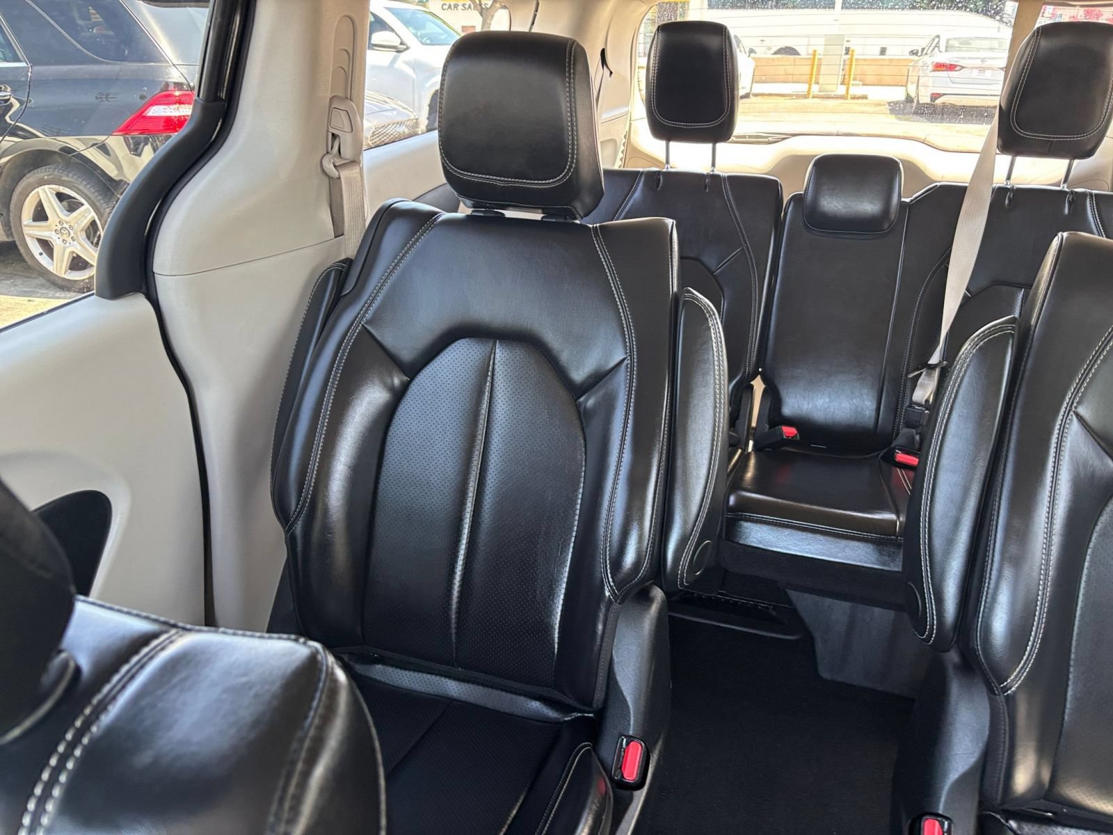 Used 2023 Chrysler Pacifica Touring-L FWD image 41