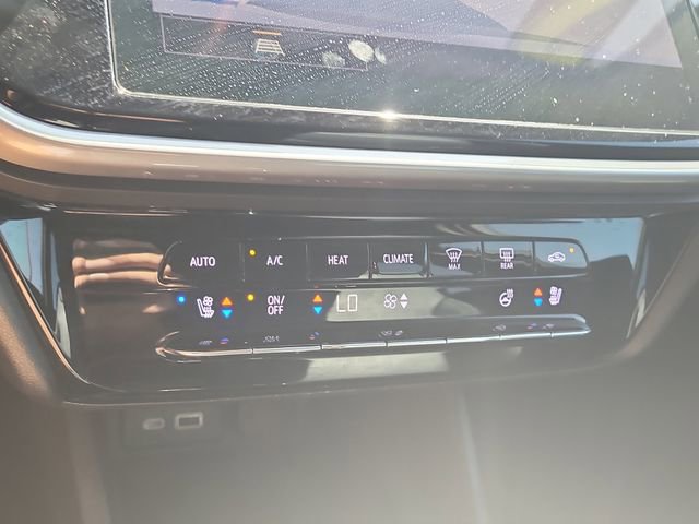 Used 2022 Chevrolet Bolt EUV LT w/ Convenience Package FWD image 25