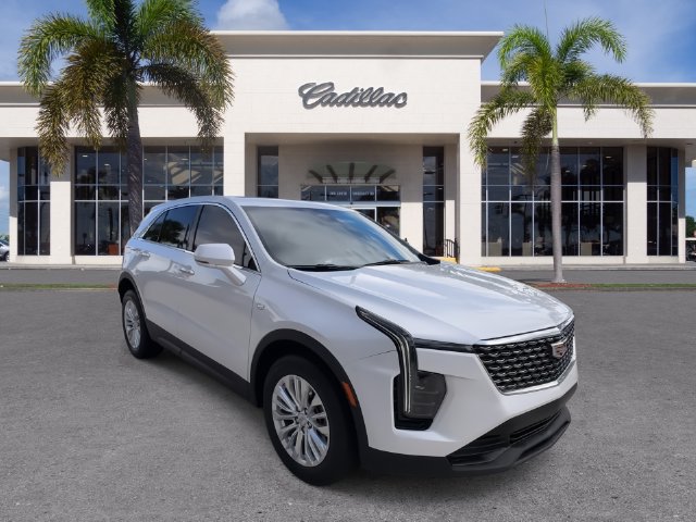 Certified 2024 Cadillac XT4 Luxury w/ Cold Weather Package FWD image 2