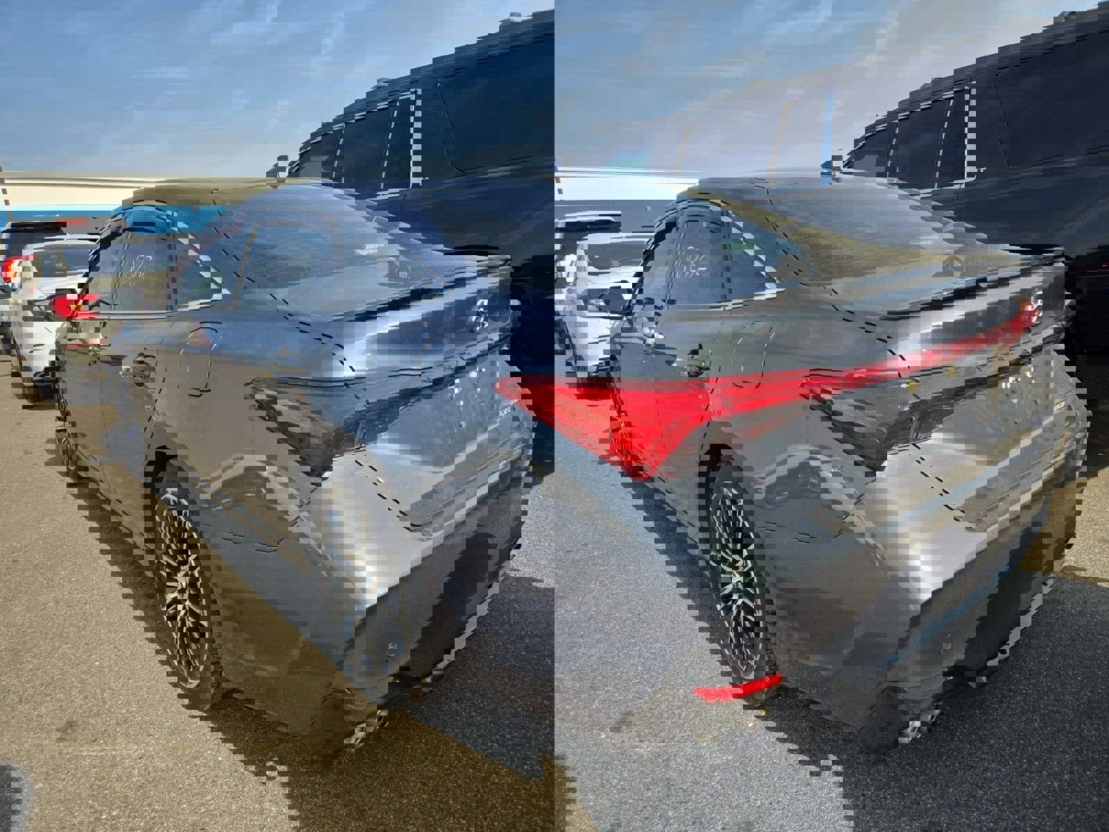 Used 2019 Toyota Avalon Touring FWD image 2