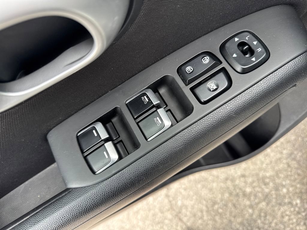 Used 2018 Kia Soul + image 12